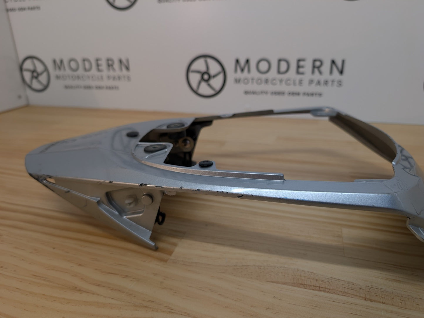 Suzuki GSXR1000 2007 2008 Centre Tail Fairing Silver OEM 47310-21H00-YMD