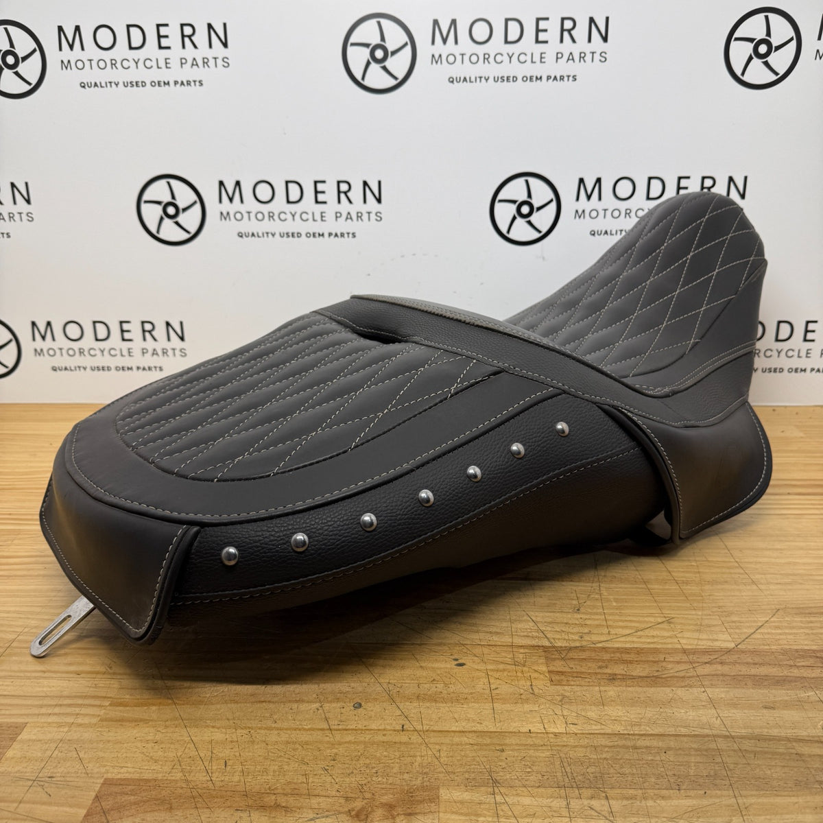 Indian Chieftan Roadmaster 2015-2017 Heated Seat with Studs 2687597-06 Genuine O