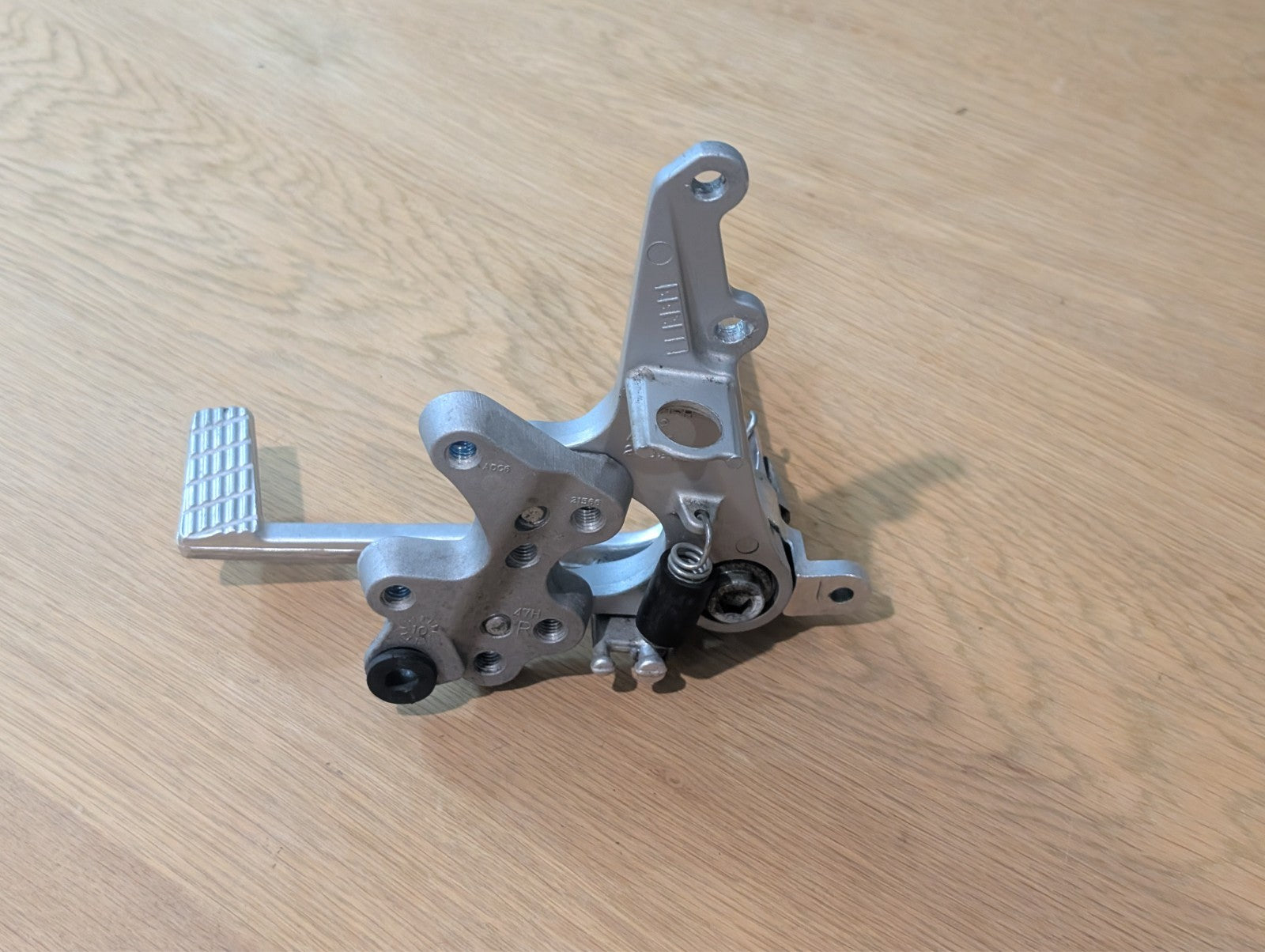 Suzuki GSXR1000 L1 L2 L3 2010 2016 Right Rearset OEM