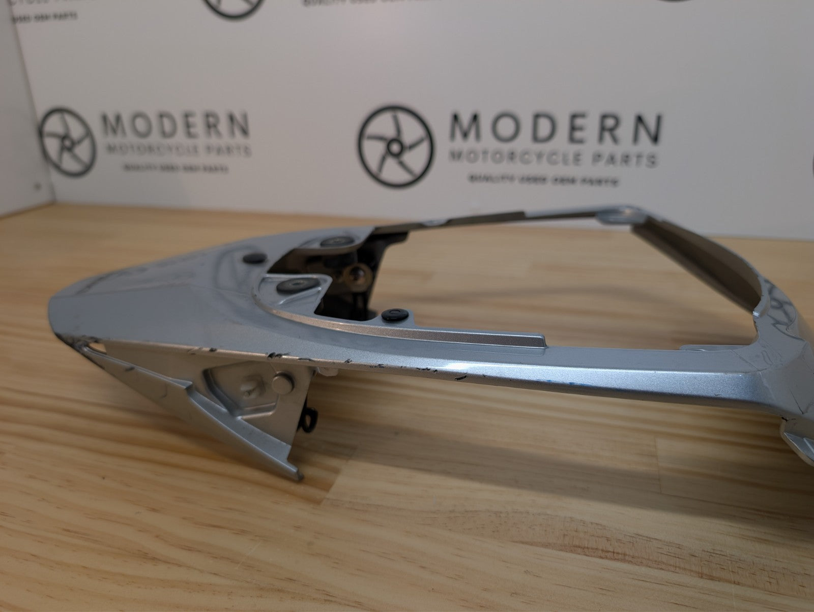 Suzuki GSXR1000 2007 2008 Centre Tail Fairing Silver OEM 47310-21H00-YMD