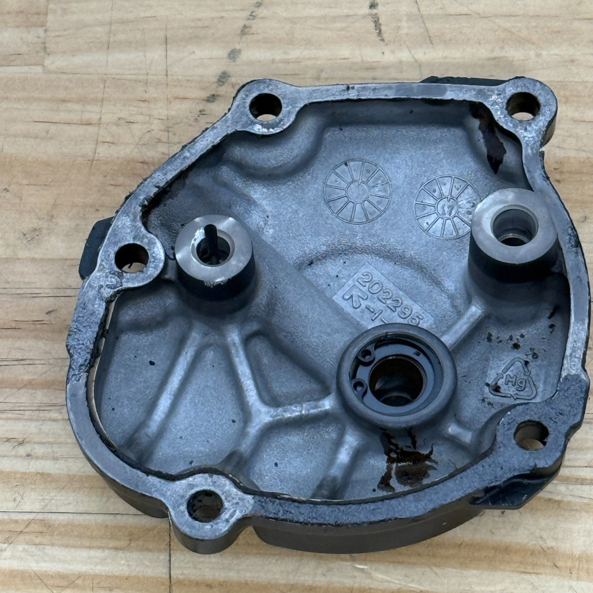 Yamaha YZF-R1 2015-2019 Oil Pump Cover BX4-15416-01 Genuine OEM USED