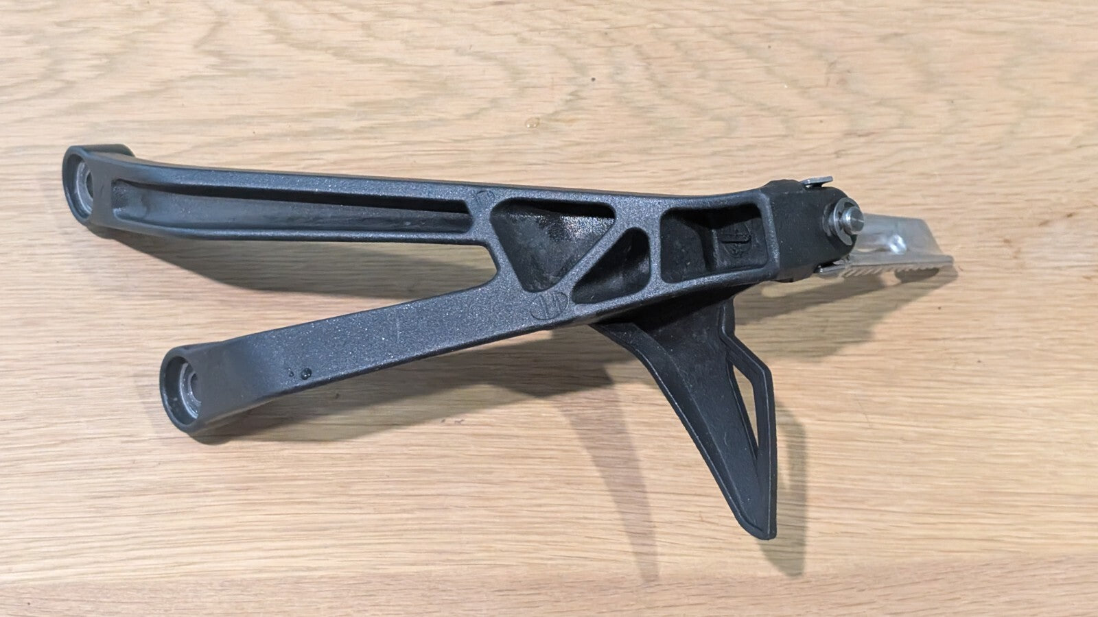 Left LH Passenger Pillion Peg Footrest Triumph Daytona 675R 2013 2017 T2082150