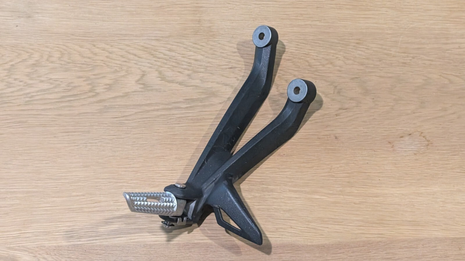 Left LH Passenger Pillion Peg Footrest Triumph Daytona 675R 2013 2017 T2082150