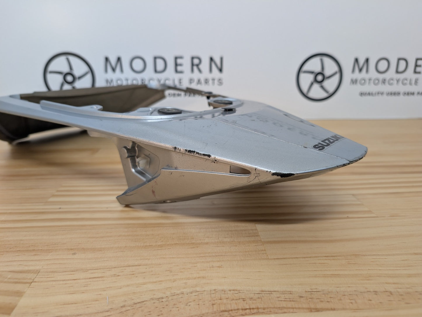 Suzuki GSXR1000 2007 2008 Centre Tail Fairing Silver OEM 47310-21H00-YMD