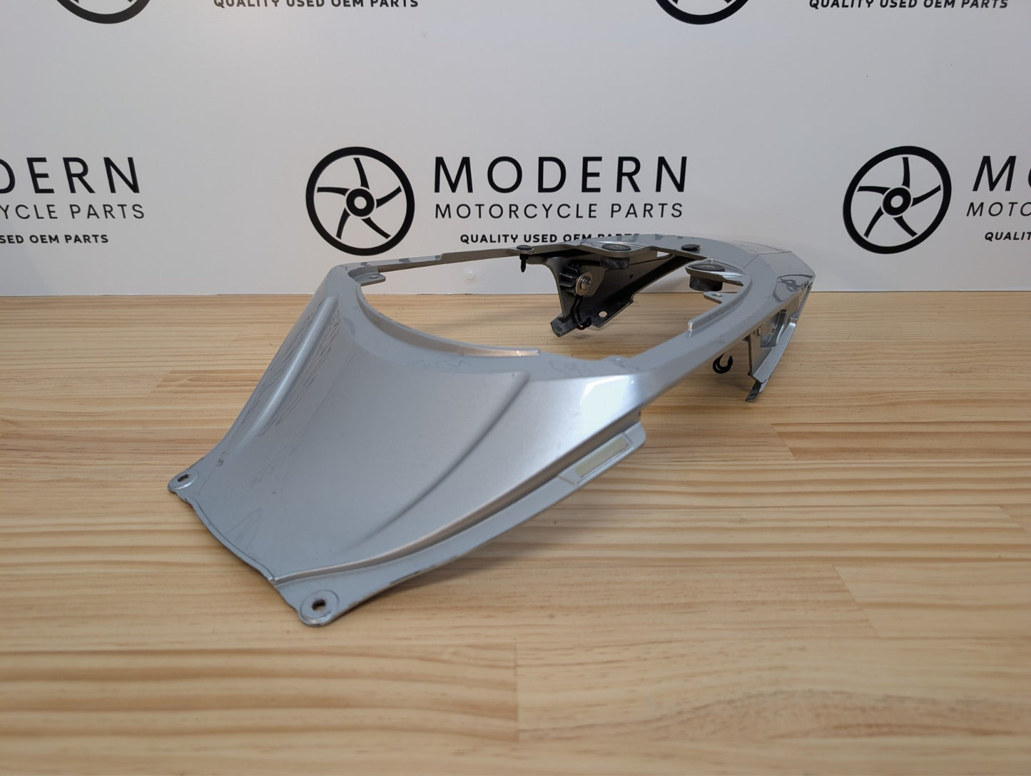 Suzuki GSXR1000 2007 2008 Centre Tail Fairing Silver OEM 47310-21H00-YMD