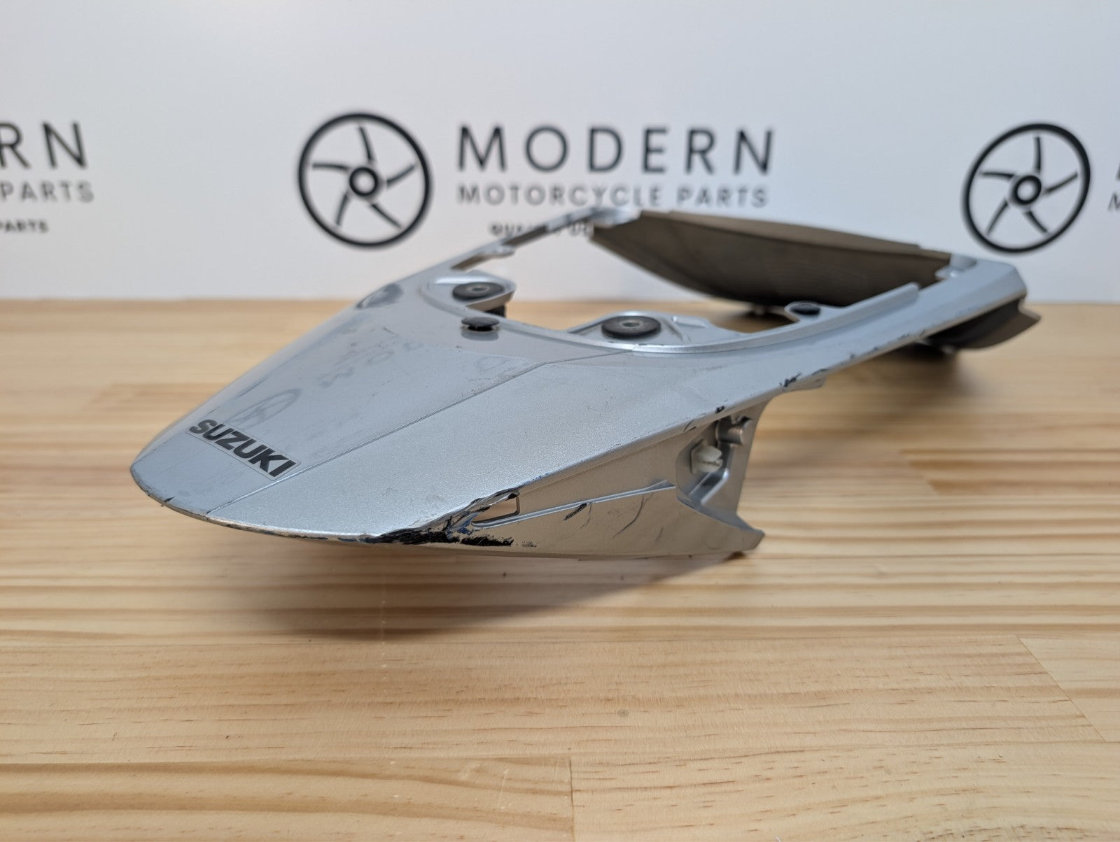 Suzuki GSXR1000 2007 2008 Centre Tail Fairing Silver OEM 47310-21H00-YMD