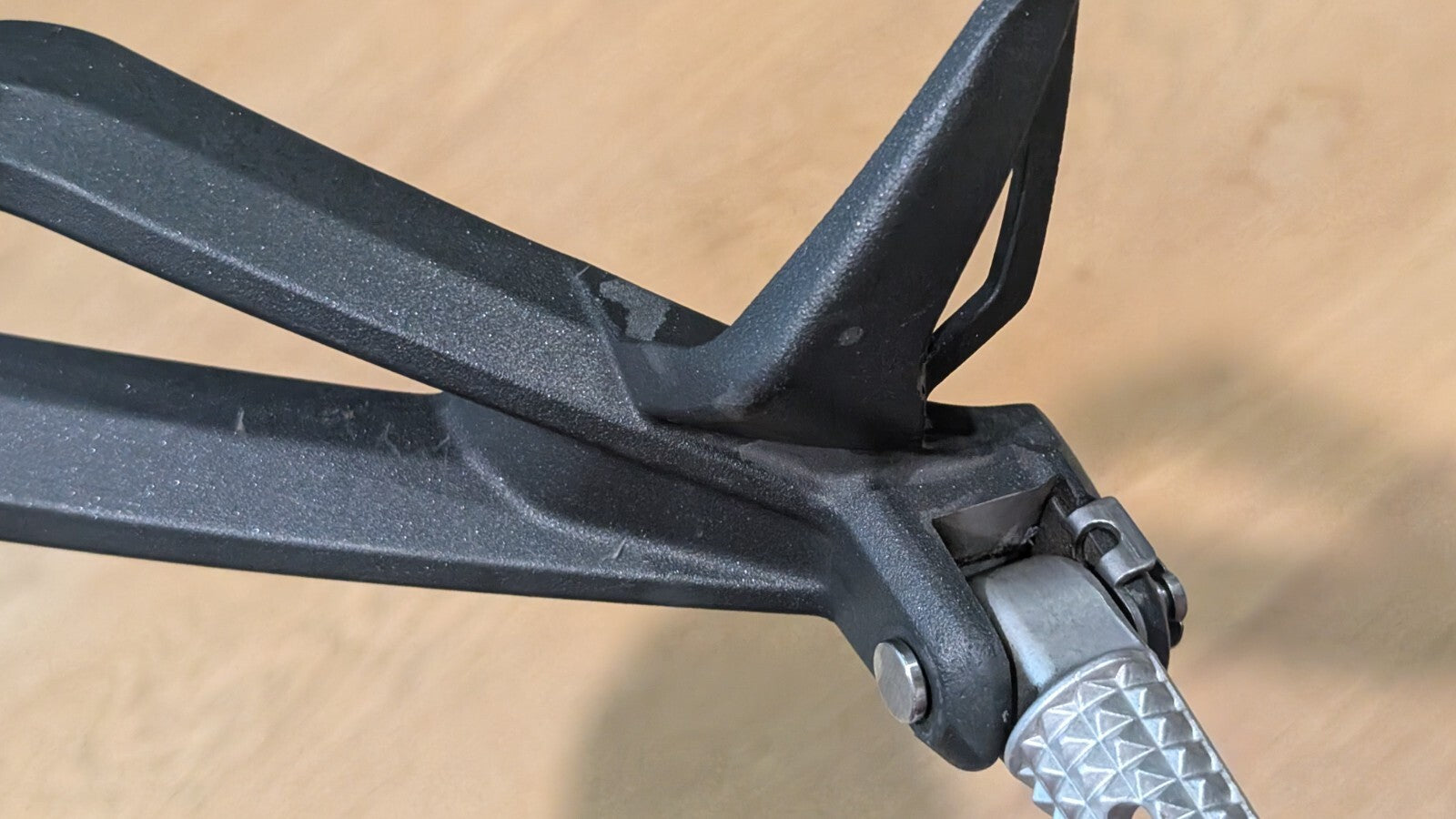 Left LH Passenger Pillion Peg Footrest Triumph Daytona 675R 2013 2017 T2082150