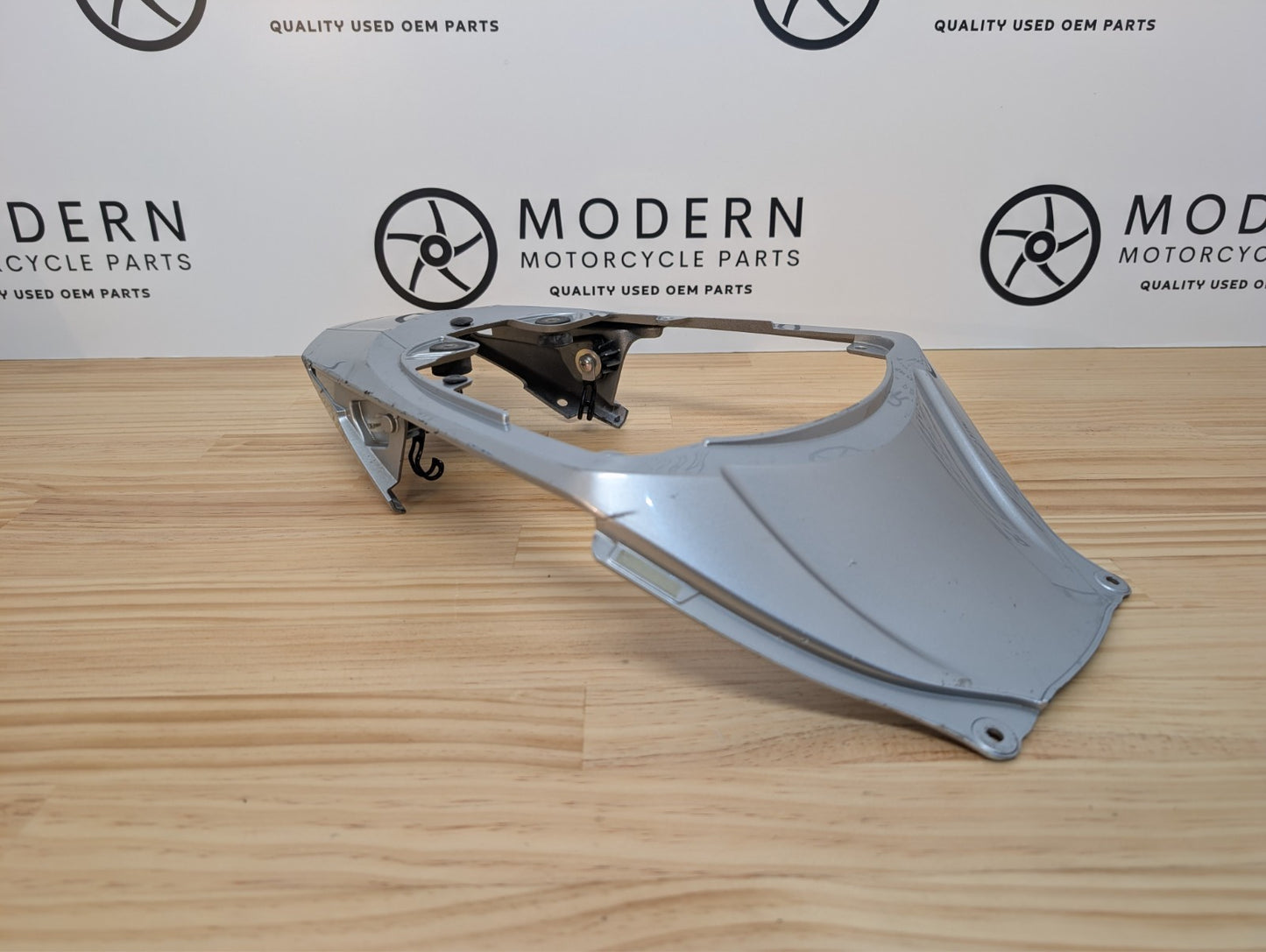 Suzuki GSXR1000 2007 2008 Centre Tail Fairing Silver OEM 47310-21H00-YMD